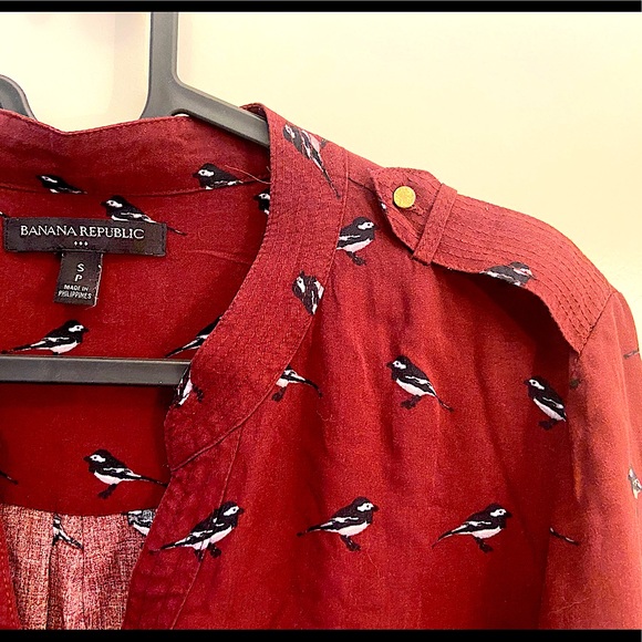 ✨4/$20✨ - Women’s top Burgundy with Sparrows - Picture 4 of 9